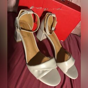 BRAND NEW cream / taupe block heel Size 8 dressy sandals shoes NIB